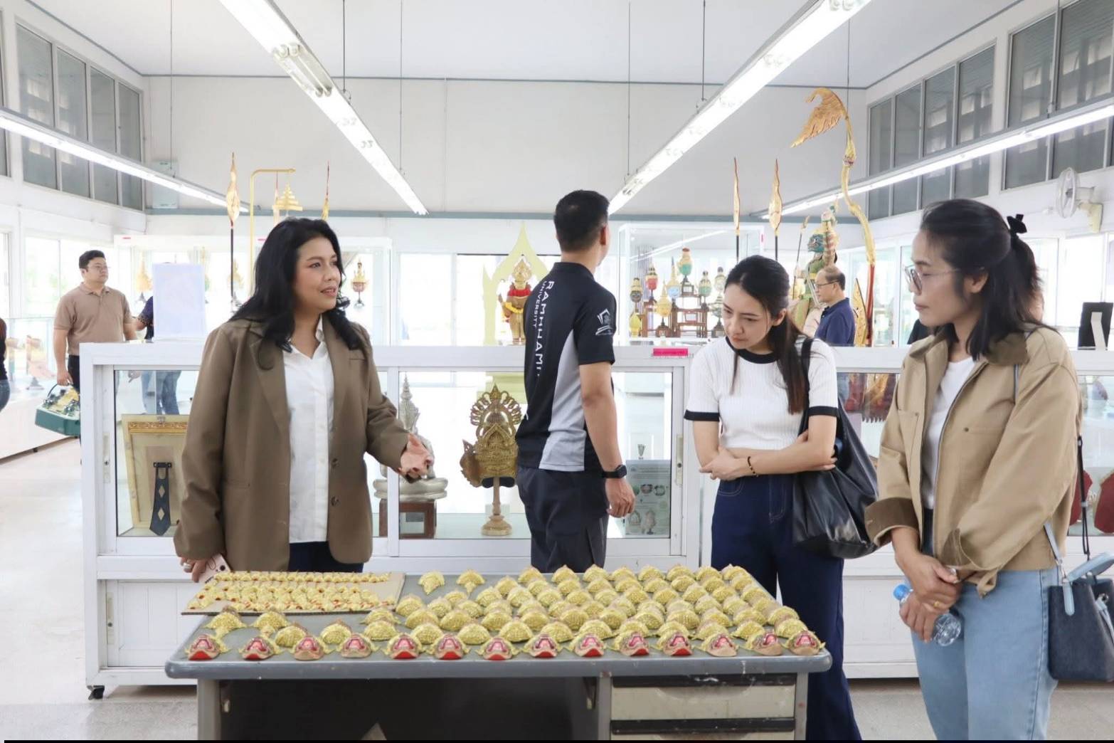 title - ผอ.ศพส. ให้การต้อนรับ คณะนักศึกษาโครงการรัฐประศาสนศาสตรมหาบัณฑิต รุ่นที่ 18 มหาวิทยาลัยรามคำแหง เข้าเยี่ยมชมแผนกฝึกอบรมทั้ง 12 แผนก และพื้นที่ภายในศูนย์ส่งเสริมและพัฒนาอาชีพเสริมนอกภาคการเกษตร